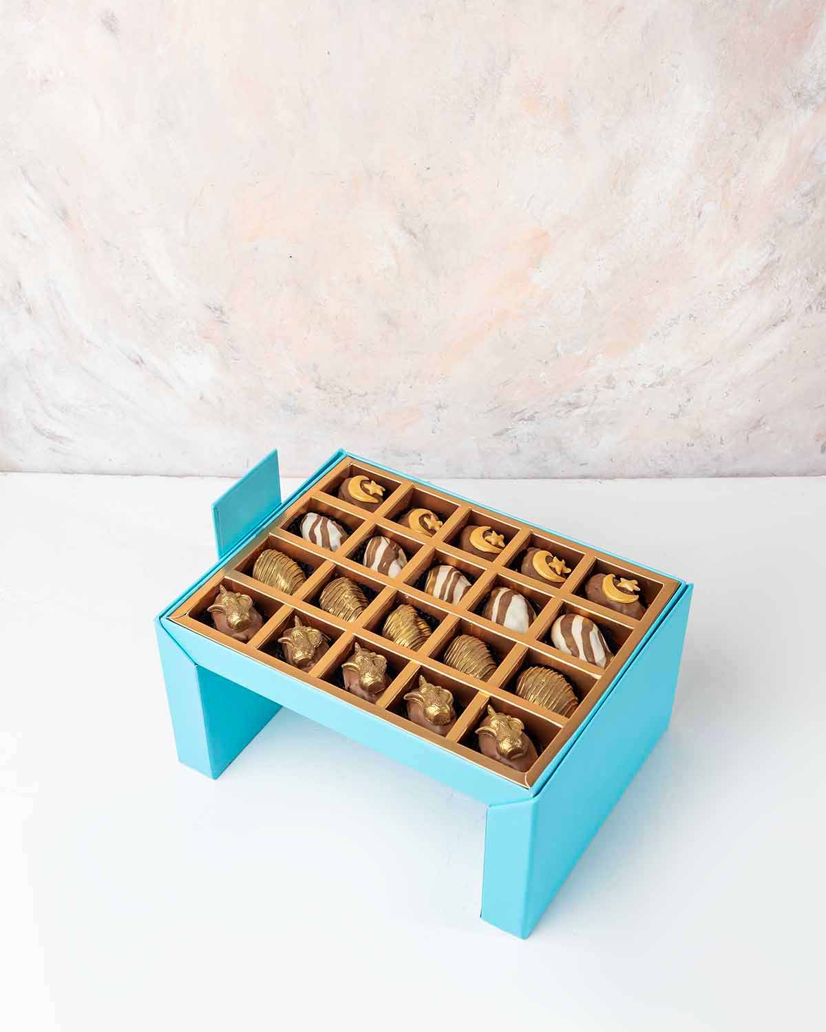 2024 Dates Collection by NJDChocolate & ConfectioneryYour Gift Contains:• 20 x Milk Chocolate covered hand designed Dates• Box Size: 24x18x4cmHandling and Storage • Keep away from direct heat and sunlight• Best stored between 12-18 °C• Strawberries shelf